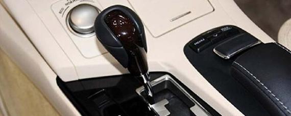 离合和油门可以同时踩吗