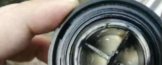 机油盖有乳白色正常吗