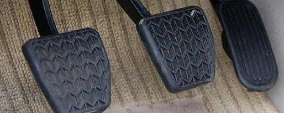 踩离合可以踩油门吗