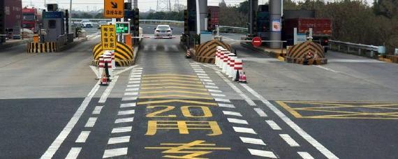 8座车节假日高速免费吗