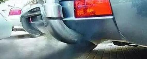 猛踩油门冒黑烟正常吗