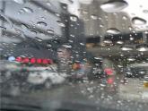 近日，网络上流传了一段行车视频，正是在雨天发生的，一辆轿车快速通过水坑溅起水花导致旁车失去视野，盲开数秒，情节极为危险。雨天有各种各...